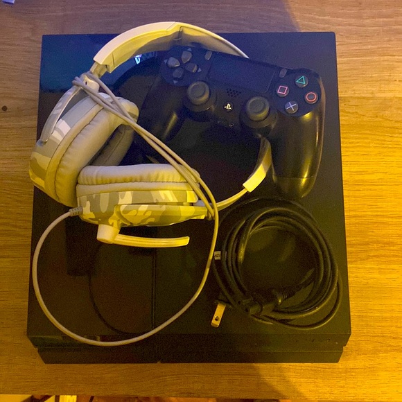PlayStation 4 it is used but it works good has no problems